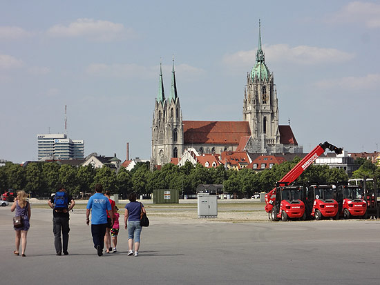 ab 15.07.2013 verboten: die Querung der Theresienwiese über die Wirtsbudenstraße (ªFoto: Martin Schmitz)